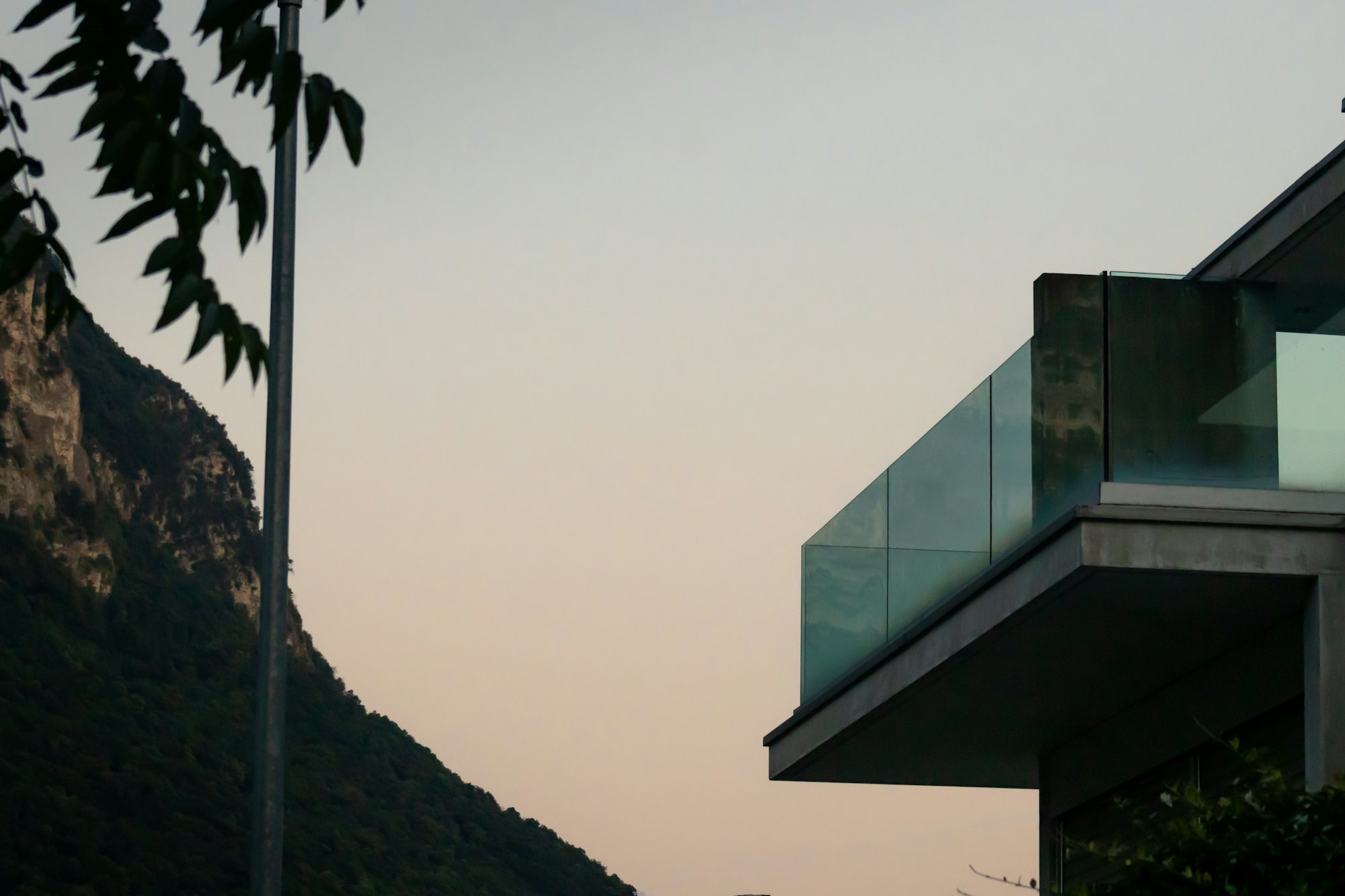 A cantilevered terrace at Casa Mirador projecting towards the hills