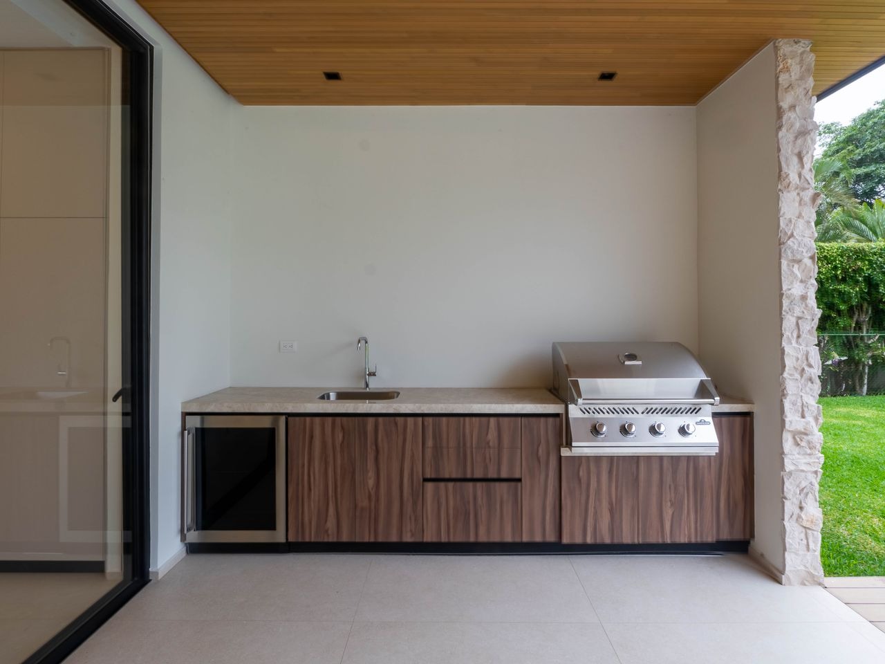 Built-in barbecue and wine fridge on the covered terrace
